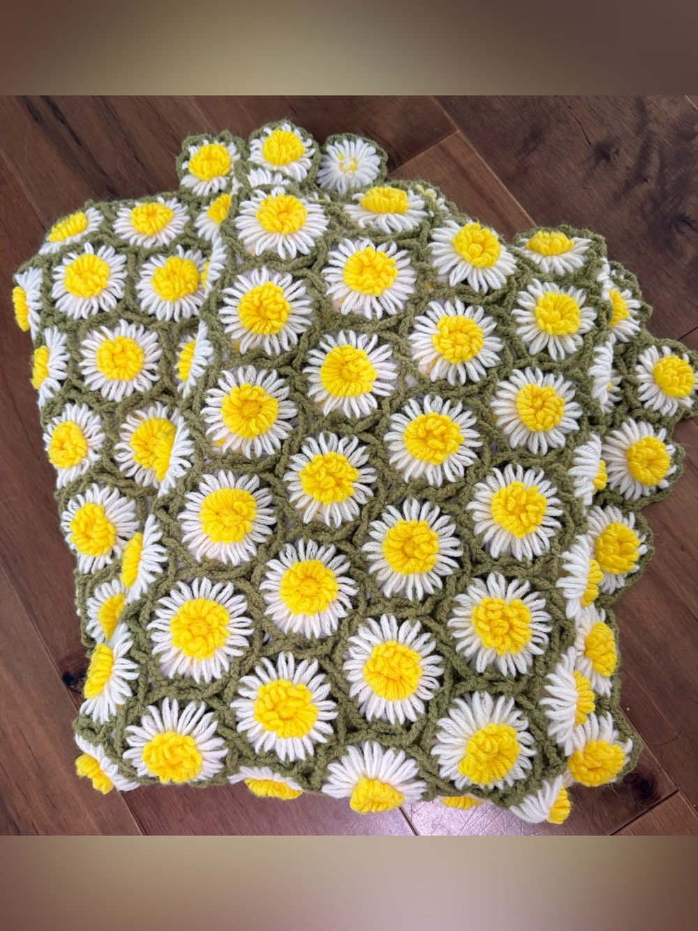 Vintage 1970s 3D daisy crochet knit yarn throw blanket